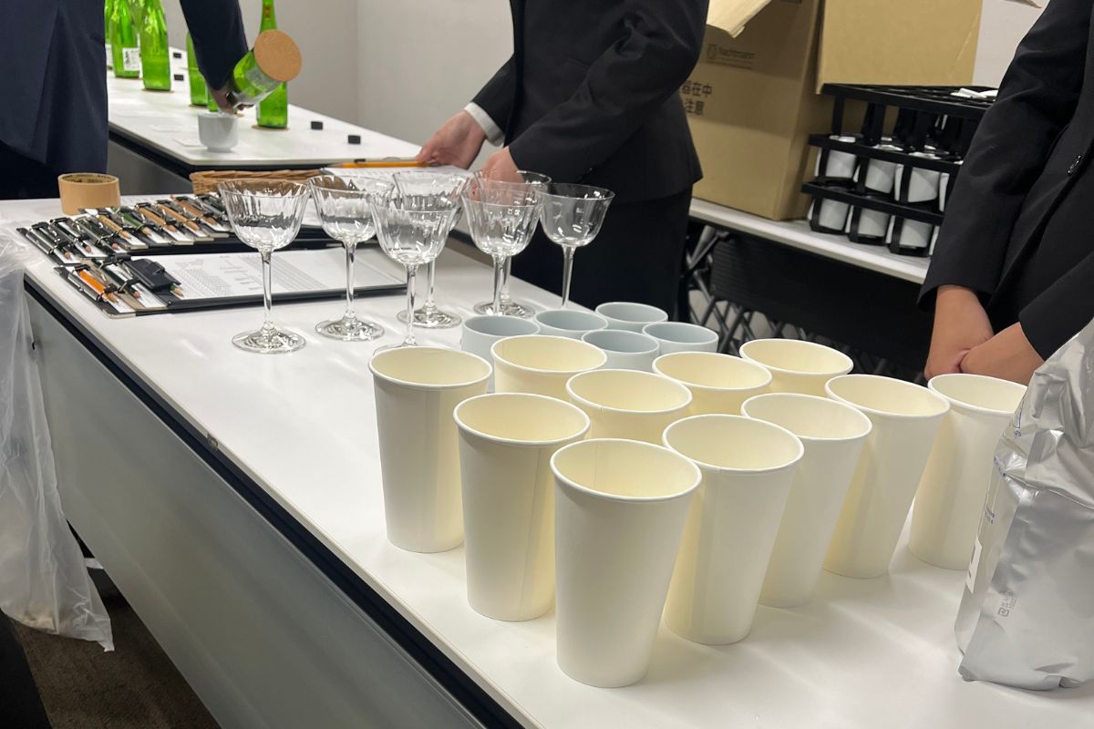 グラスや和らぎ水がセッティングされた試飲テーブル
