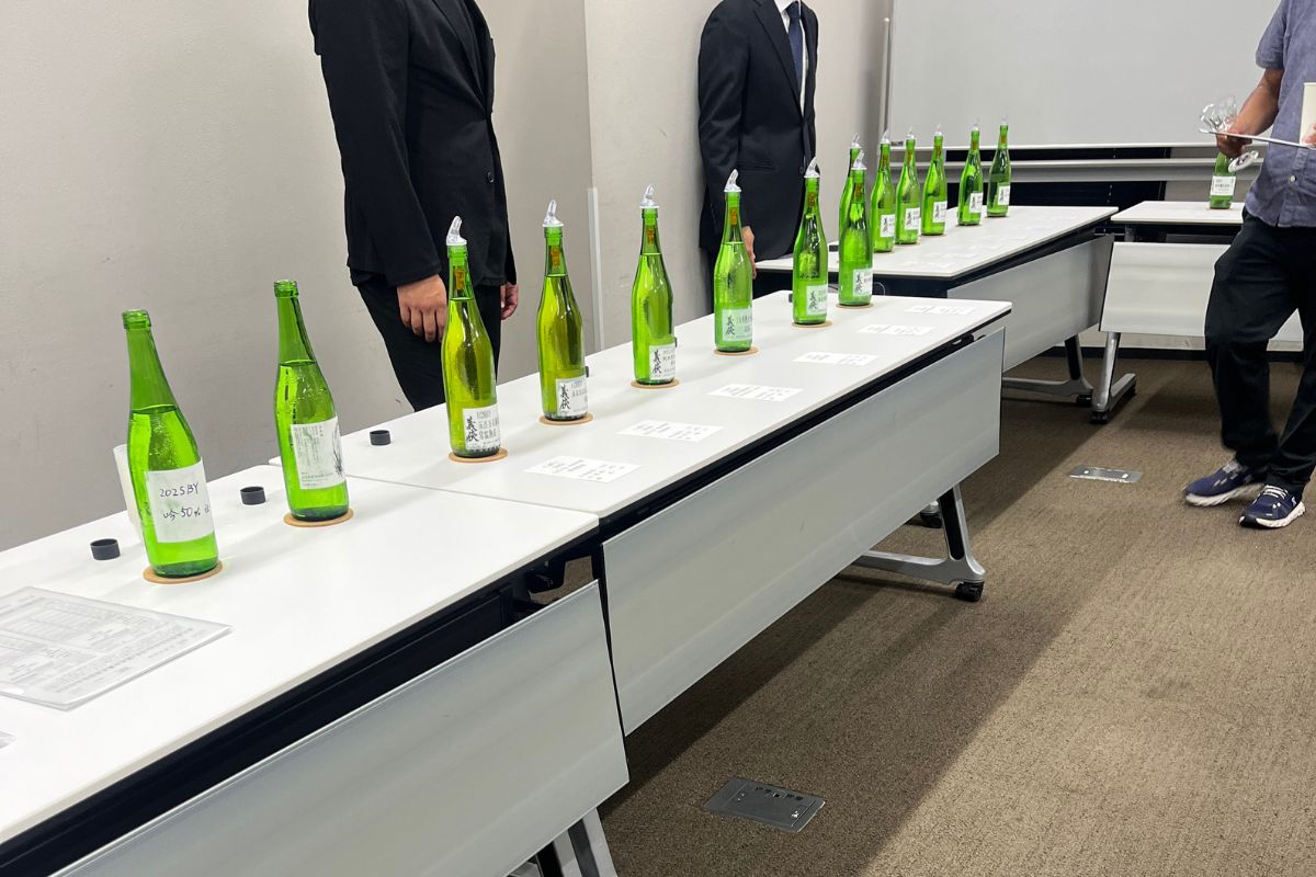 テーブルにずらりと並べられた約50種類の試飲用ボトル