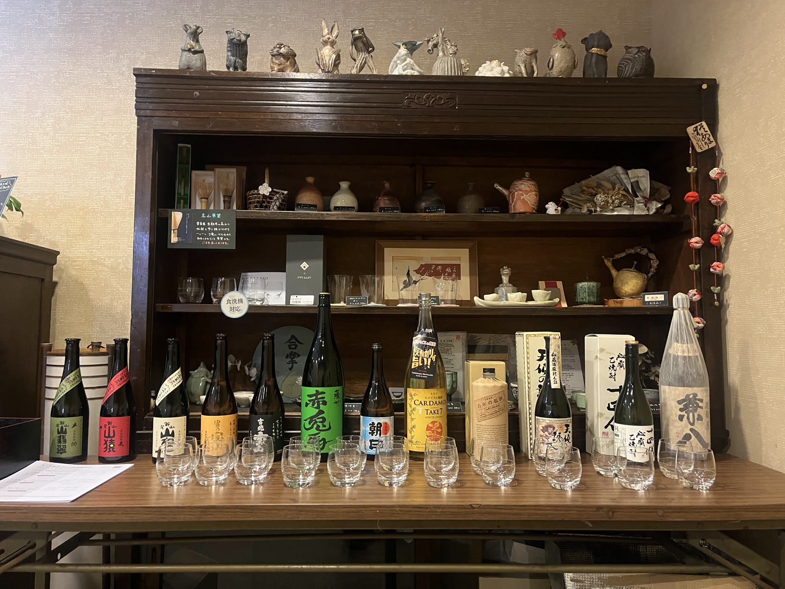 義侠屋の焼酎試飲会で提供した本格焼酎11種のボトルとテイスティンググラス